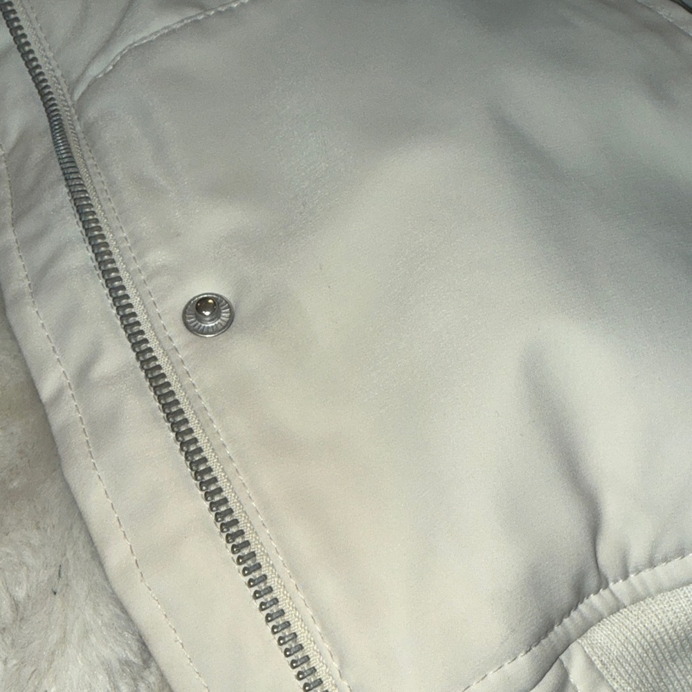 Hollister Cream Bomber Jacket with Faux Fur Hood Sz M - Picture 8 of 16